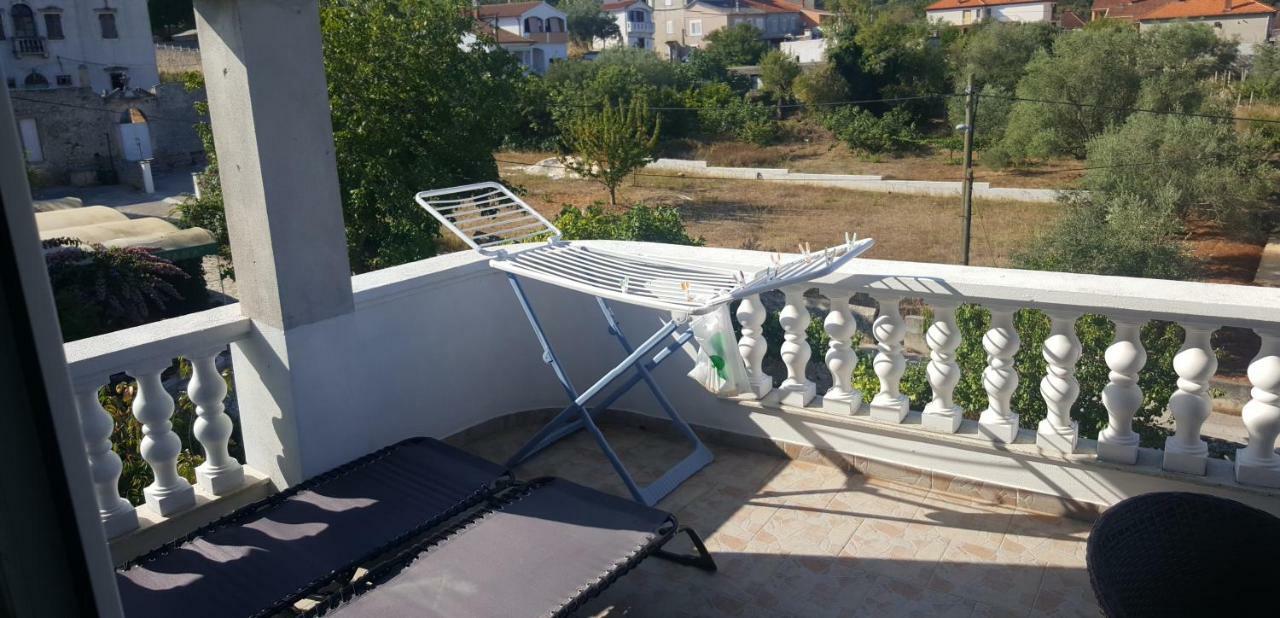 Apartments Lena Sutomiscica Екстер'єр фото